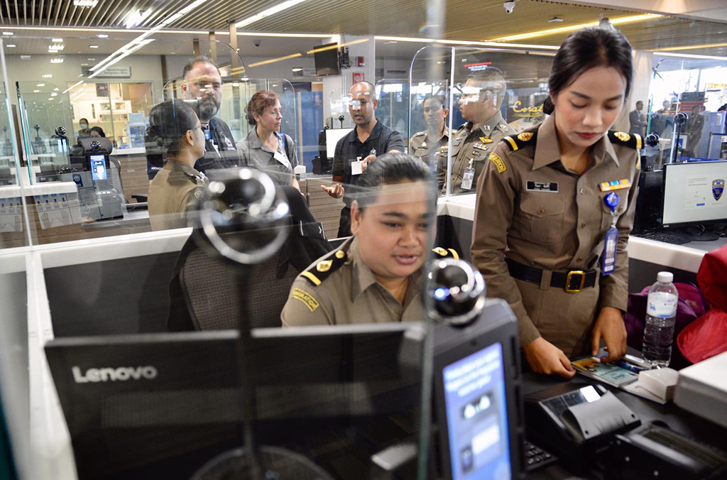 Policías y agentes de inmigración y de seguridad marítima de toda la región de la ASEAN, situados en 90 puntos de entrada por tierra, mar y aire, llevaron a cabo unos 15 millones de búsquedas en las bases de datos de INTERPOL.